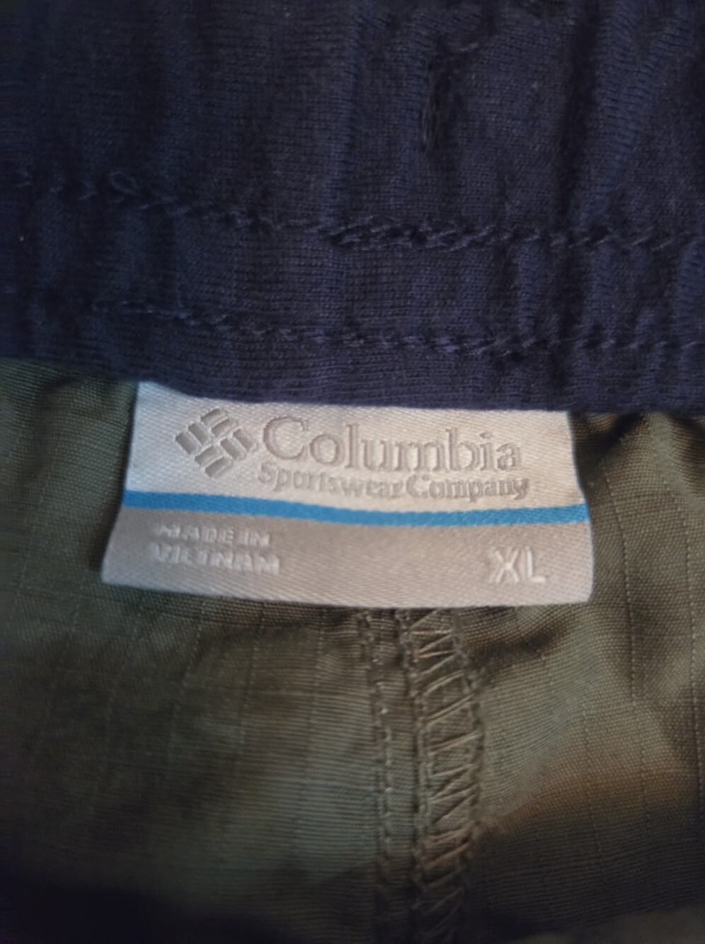 Columbia Olive Green Patterned Cargo Shorts Womens Xl with Navy Waistband - Picture 3 of 4